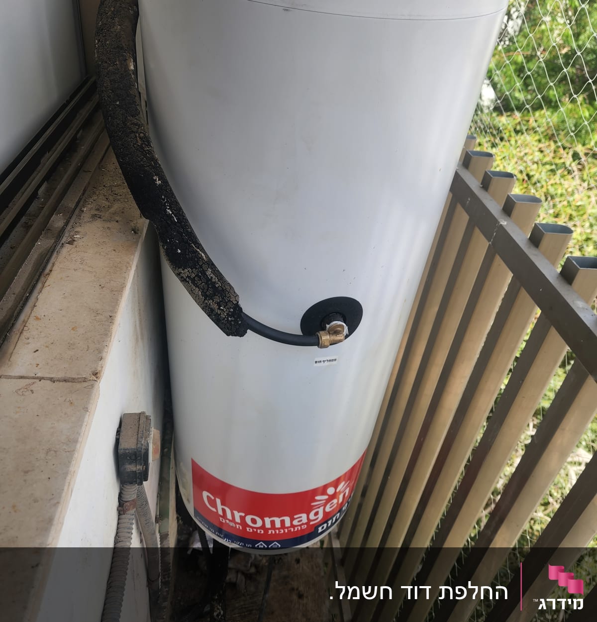 דוד שמש לבן עם צינור מבודד על מרפסת